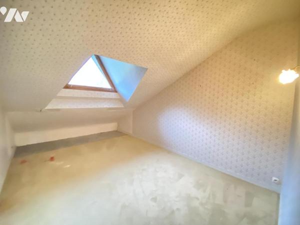 Villa d’architecte des années 70 – 195 m² – Terrain arboré de 1 700 m² avec piscine