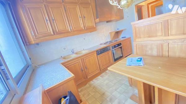 Villa d’architecte des années 70 – 195 m² – Terrain arboré de 1 700 m² avec piscine