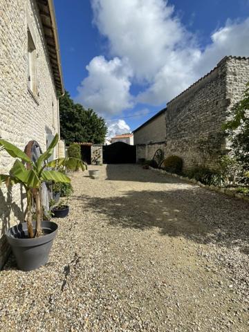Maison de Village avec Gîte Loiré-sur-Nie (17470)