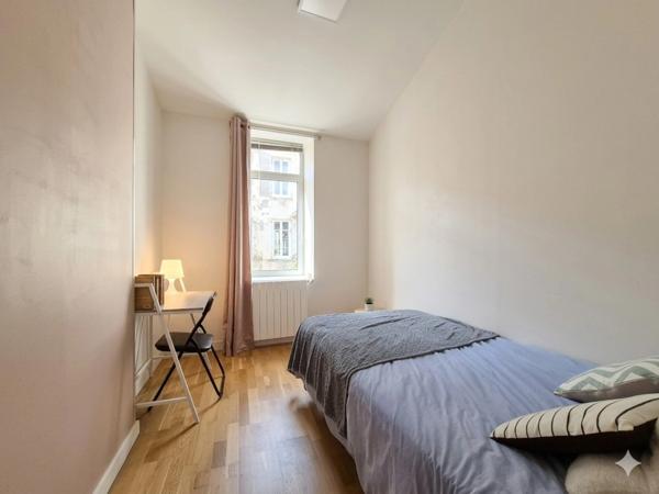 COUP DE CŒUR – Appartement centre Rochefort, au calme, 84 m² avec cour et grand séjour