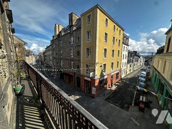 SAINT-SERVAN - En plein c?ur du centre de SAINT-SERVAN, un charmant appartement T5 de 111m² à v...