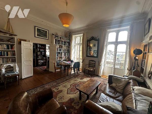 SAINT-SERVAN - En plein c?ur du centre de SAINT-SERVAN, un charmant appartement T5 de 111m² à v...