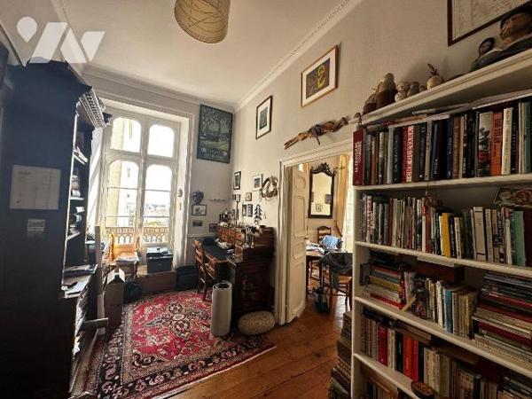 SAINT-SERVAN - En plein c?ur du centre de SAINT-SERVAN, un charmant appartement T5 de 111m² à v...