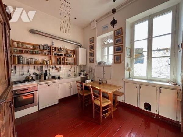 SAINT-SERVAN - En plein c?ur du centre de SAINT-SERVAN, un charmant appartement T5 de 111m² à v...