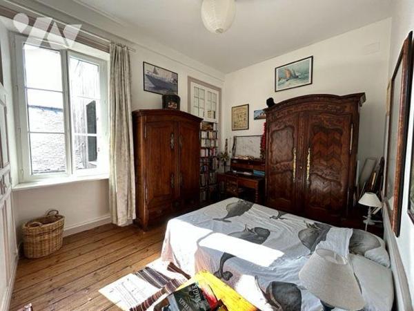 SAINT-SERVAN - En plein c?ur du centre de SAINT-SERVAN, un charmant appartement T5 de 111m² à v...