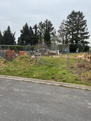 Terrain viabilisé, borné, surface : 486M2