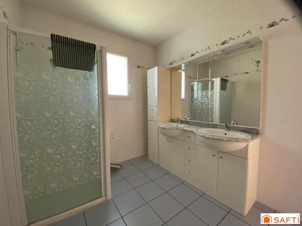 Pavillon de plain-pied 107m², 3 chambres, double garage, 1500m² de terrain.