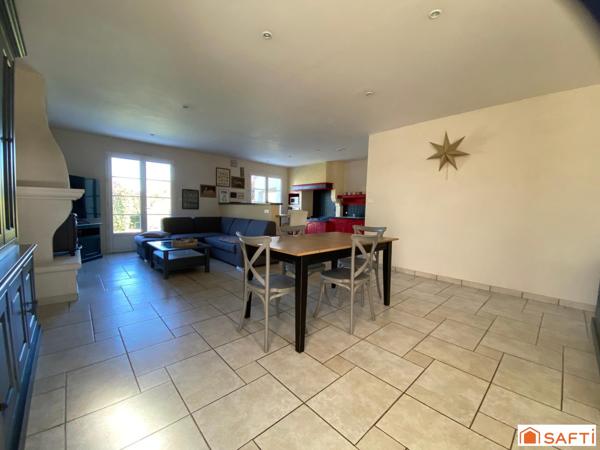 Pavillon de plain-pied 107m², 3 chambres, double garage, 1500m² de terrain.