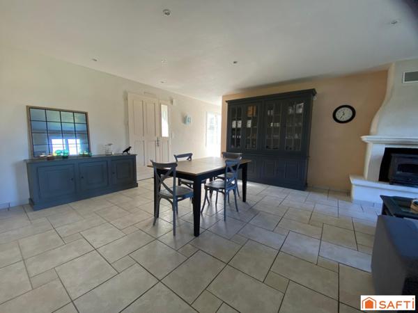 Pavillon de plain-pied 107m², 3 chambres, double garage, 1500m² de terrain.