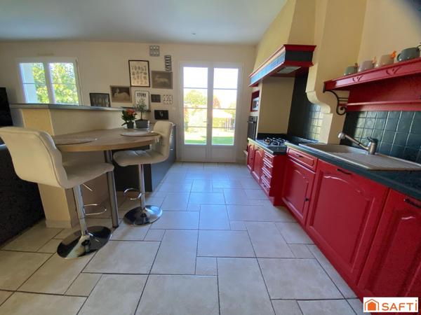 Pavillon de plain-pied 107m², 3 chambres, double garage, 1500m² de terrain.