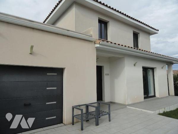 VILLA MODERNE de 2016 d'une superficie habitable de 156m².Exposée Est/Ouest, elle se compose en...