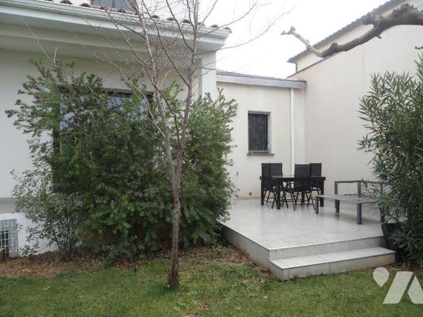 VILLA MODERNE de 2016 d'une superficie habitable de 156m².Exposée Est/Ouest, elle se compose en...