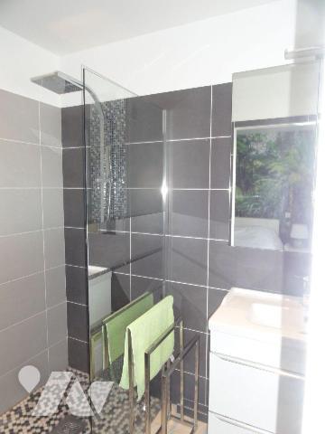 VILLA MODERNE de 2016 d'une superficie habitable de 156m².Exposée Est/Ouest, elle se compose en...