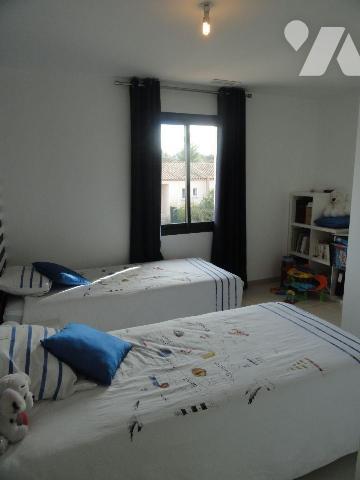 VILLA MODERNE de 2016 d'une superficie habitable de 156m².Exposée Est/Ouest, elle se compose en...