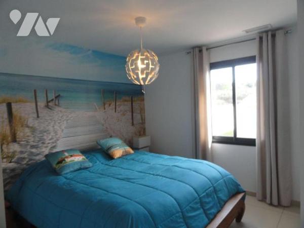 VILLA MODERNE de 2016 d'une superficie habitable de 156m².Exposée Est/Ouest, elle se compose en...