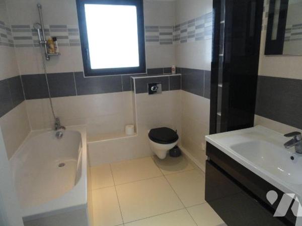 VILLA MODERNE de 2016 d'une superficie habitable de 156m².Exposée Est/Ouest, elle se compose en...