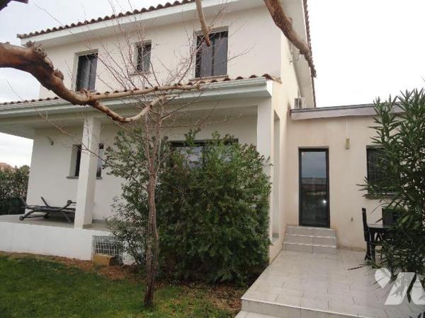 VILLA MODERNE de 2016 d'une superficie habitable de 156m².Exposée Est/Ouest, elle se compose en...