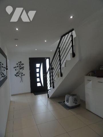 VILLA MODERNE de 2016 d'une superficie habitable de 156m².Exposée Est/Ouest, elle se compose en...