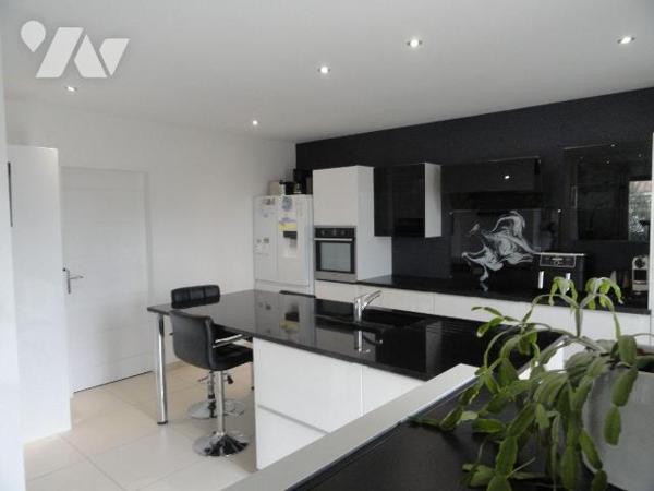 VILLA MODERNE de 2016 d'une superficie habitable de 156m².Exposée Est/Ouest, elle se compose en...