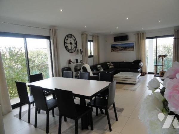 VILLA MODERNE de 2016 d'une superficie habitable de 156m².Exposée Est/Ouest, elle se compose en...