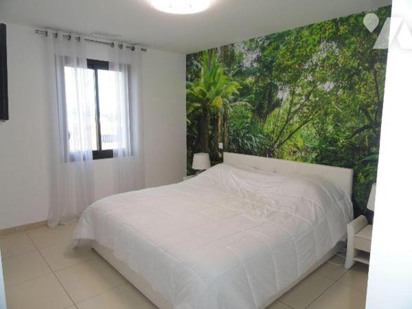 VILLA MODERNE de 2016 d'une superficie habitable de 156m².Exposée Est/Ouest, elle se compose en...