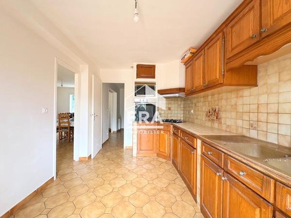 A VENDRE 84120 PERTUIS MAISON TYPE 4 PIECES D'ENVIRON 90 M² AVEC JARDIN ET GARAGE.