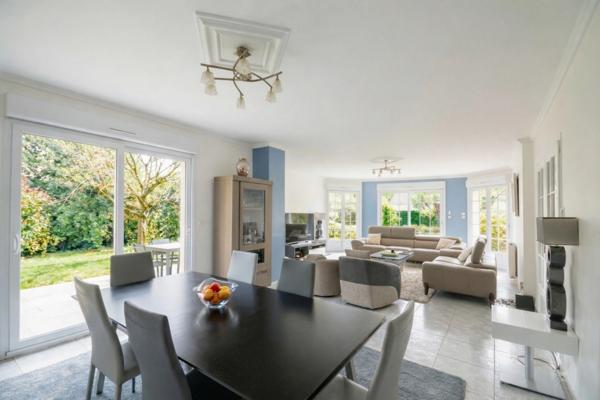 Maison Familiale d’Exception T7 au Calme de la Toison d’Or, triple garage, jardin clos et arboré et quartier bienveillant