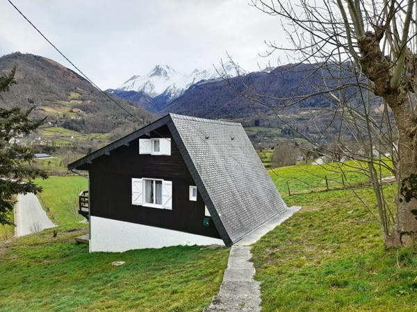 Chalet en bois avec vue sur les Pyrénées