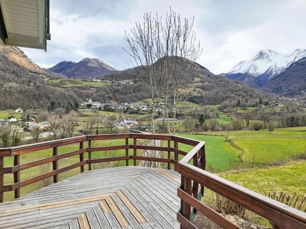 Chalet en bois avec vue sur les Pyrénées