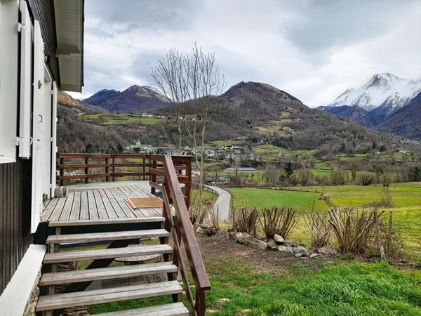 Chalet en bois avec vue sur les Pyrénées