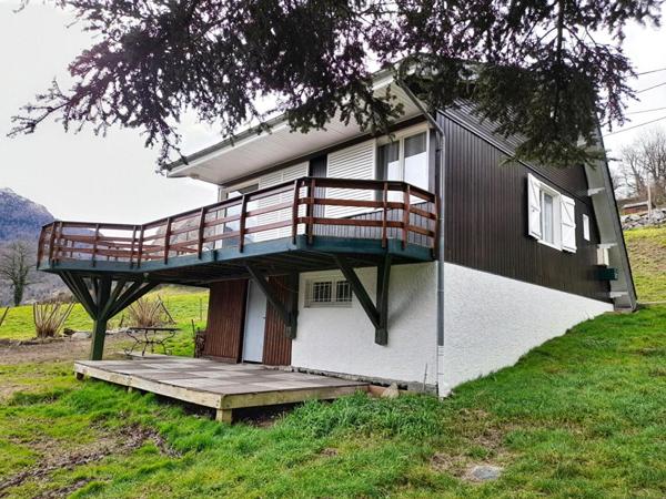 Chalet en bois avec vue sur les Pyrénées