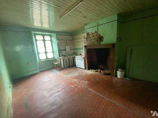 A vendre à Ally (CANTAL), la moitié indivise d'une maison d'habitation correspondant à un logem...