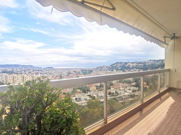 NICE HAUTEURS : GRAND 4 PIECES AVEC VUE MER DANS RESIDENCE DE STANDING