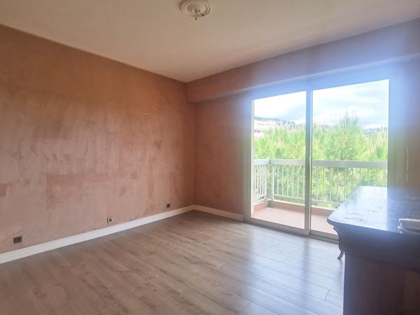 NICE HAUTEURS : GRAND 4 PIECES AVEC VUE MER DANS RESIDENCE DE STANDING