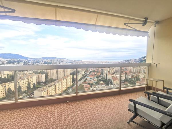 NICE HAUTEURS : GRAND 4 PIECES AVEC VUE MER DANS RESIDENCE DE STANDING