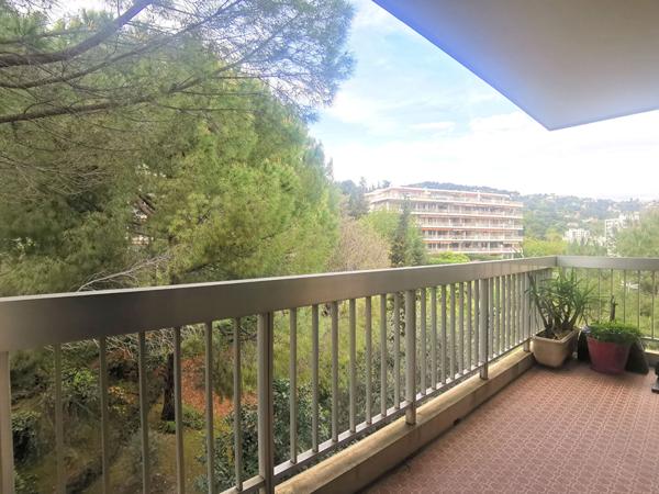 NICE HAUTEURS : GRAND 4 PIECES AVEC VUE MER DANS RESIDENCE DE STANDING