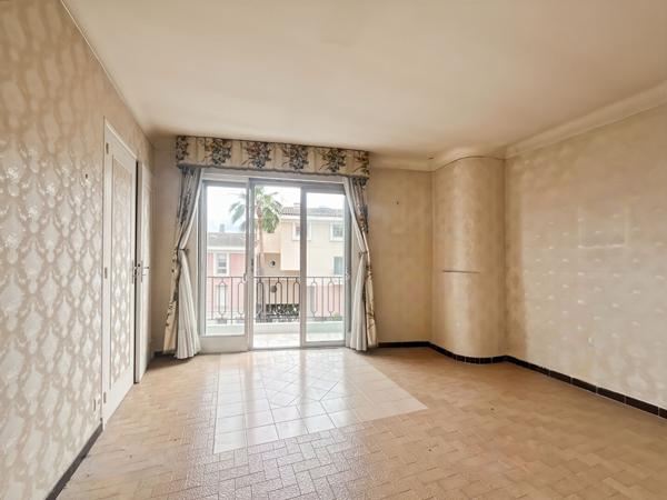 Triplex avec toit-terrasse Fort potentiel (travaux à prévoir)