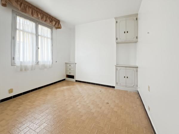 Triplex avec toit-terrasse Fort potentiel (travaux à prévoir)