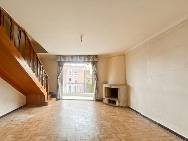 Triplex avec toit-terrasse Fort potentiel (travaux à prévoir)