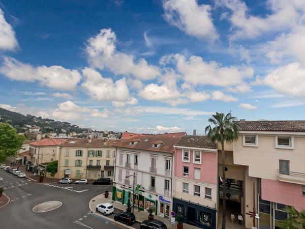 Triplex avec toit-terrasse Fort potentiel (travaux à prévoir)