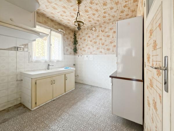 Triplex avec toit-terrasse Fort potentiel (travaux à prévoir)