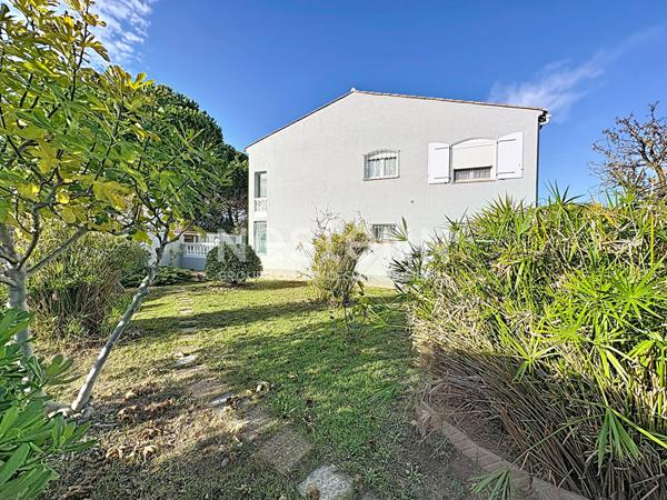 Villa d'exception de 398 m², 11 pièces, 7 chambres avec piscine, jardin & 3 garages sur un terrain de 1088 m², Quartier Calme et Résidentiel à Narbonnne