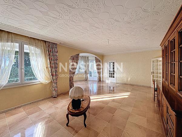 Villa d'exception de 398 m², 11 pièces, 7 chambres avec piscine, jardin & 3 garages sur un terrain de 1088 m², Quartier Calme et Résidentiel à Narbonnne