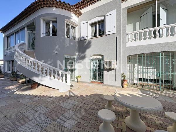 Villa d'exception de 398 m², 11 pièces, 7 chambres avec piscine, jardin & 3 garages sur un terrain de 1088 m², Quartier Calme et Résidentiel à Narbonnne