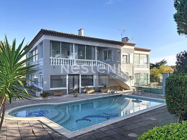 Villa d'exception de 398 m², 11 pièces, 7 chambres avec piscine, jardin & 3 garages sur un terrain de 1088 m², Quartier Calme et Résidentiel à Narbonnne