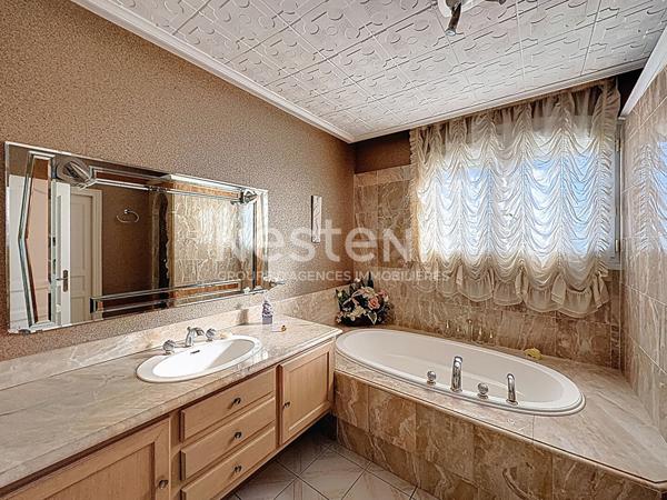 Villa d'exception de 398 m², 11 pièces, 7 chambres avec piscine, jardin & 3 garages sur un terrain de 1088 m², Quartier Calme et Résidentiel à Narbonnne