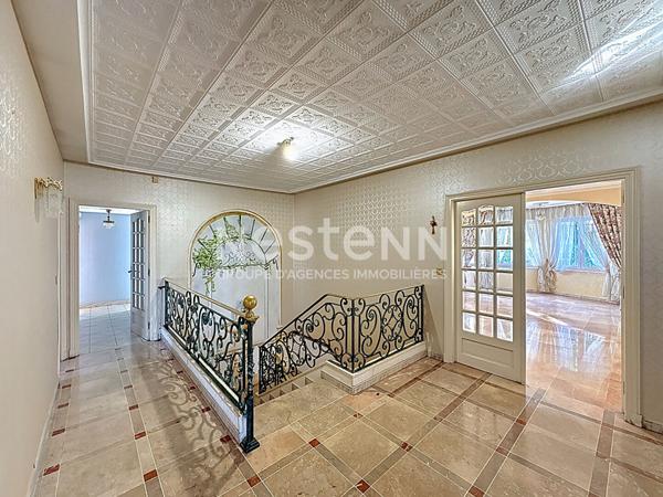 Villa d'exception de 398 m², 11 pièces, 7 chambres avec piscine, jardin & 3 garages sur un terrain de 1088 m², Quartier Calme et Résidentiel à Narbonnne