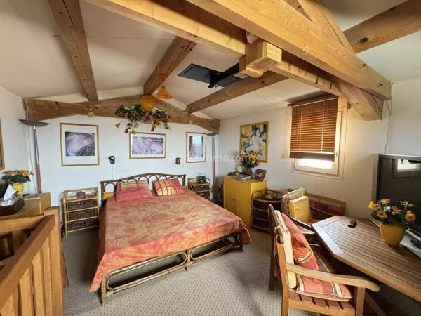 Vente                                                      Maison
                        
                     7 pièces                      358 m2                     à Manosque