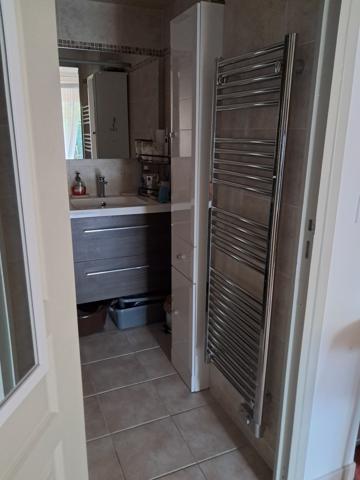 Logement avec terrasse couverte