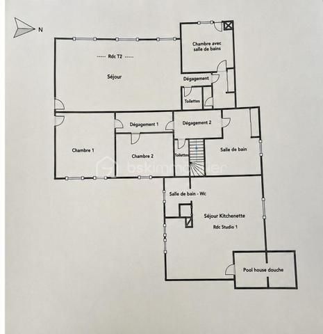 Implantée dans un environnement calme et verdoyant, à seulement quelques minutes des commodités, venez découvrir cette propriété d'environ 260 m² édifiée sur une magnifique parcelle de plus de 1 800 m².

La maison principale se compose de la manière suivante :
À l’étage, vous découvrirez une belle pièce de vie baignée de lumière, offrant un séjour convivial avec cuisine ouverte, idéale pour recevoir famille et amis. Ce niveau accueille également une agréable suite parentale avec sa salle d’eau privative.
La maison se poursuit au rez-de-chaussée, l’espace nuit se compose de deux chambres, d’une salle d’eau avec espace buanderie, d’un WC indépendant ainsi que de nombreux espaces de rangement.

Toujours au rez-de-chaussée, deux logements indépendants viennent compléter le bien :
- Un studio avec kitchenette, salle d’eau et WC.
- Un appartement T2 entièrement rénové, prêt à être occupé ou exploité en location.

Les extérieurs offrent un véritable espace de détente et un potentiel incroyable. Vous profiterez d’une grande piscine, d’un jacuzzi extérieur, d’une cuisine d’été ainsi que de plusieurs espaces de vie distincts, pensés pour partager des moments conviviaux en famille ou entre amis.

La villa est équipée de climatisations, menuiseries en PVC double vitrage et volets roulants électriques.
La villa est sur forage et fosse septique indépendante. 

Cette propriété se distingue par son environnement recherché, sa configuration rare et ses nombreuses possibilités : résidence principale, projet familial ou investissement locatif.
Une opportunité rare sur la commune de Fabrègues.
Pour plus d’informations ou organiser une visite, contactez-moi dès maintenant !

----